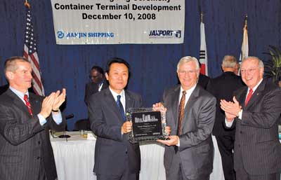 Officials attending the signing of Hanjin MOU