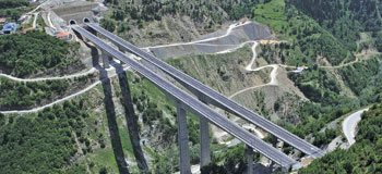 The Metsovitikos Bridge connects two tunnels along the Egnatia Motorway.