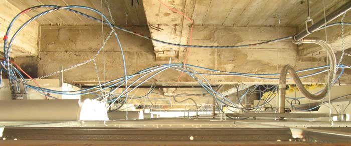 Cavity between the ceiling and the concrete deck
